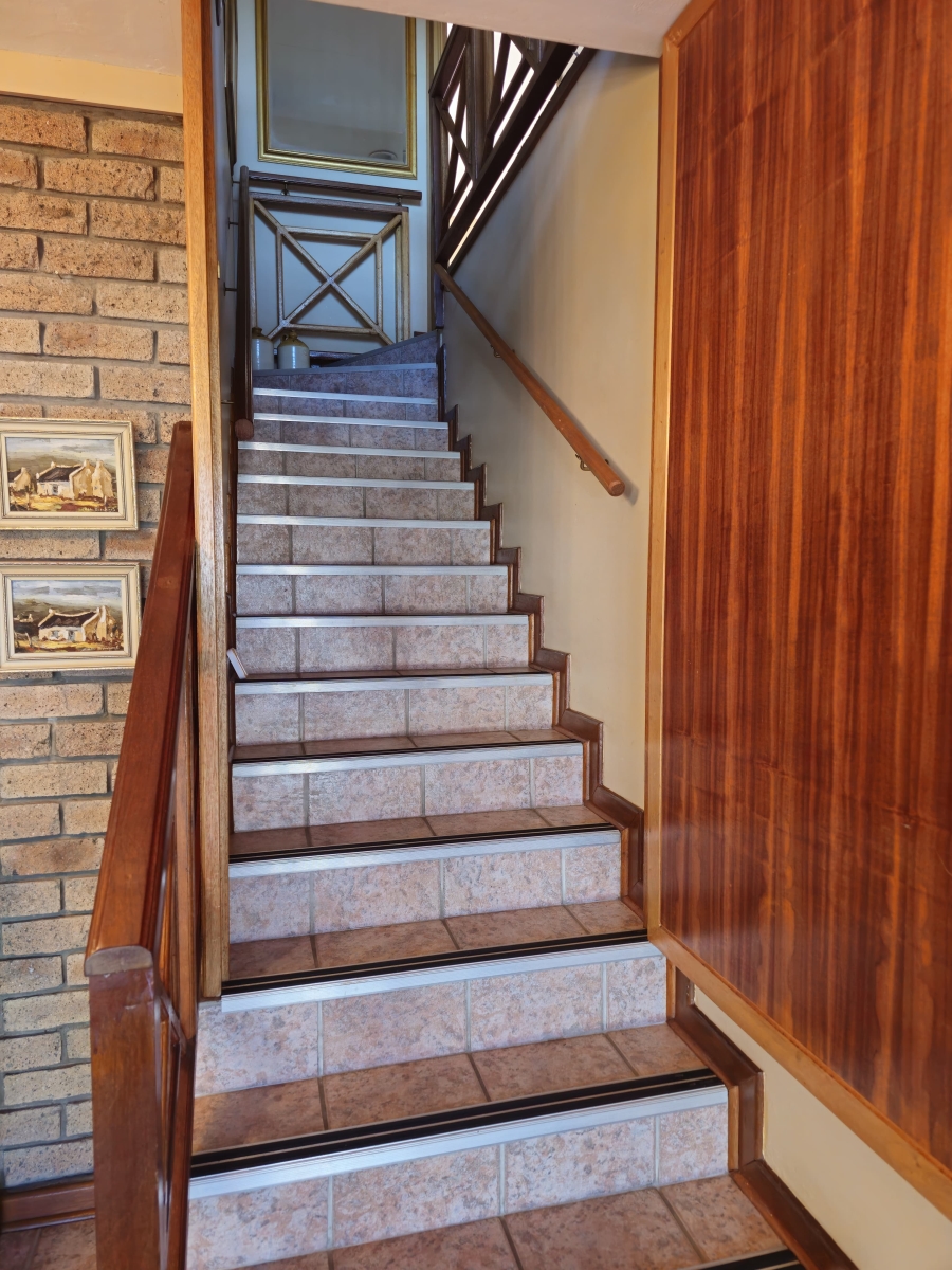 5 Bedroom Property for Sale in Stilbaai Wes Western Cape